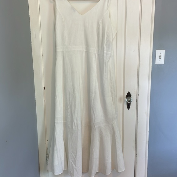 Plus size white linen dress - Picture 4 of 5
